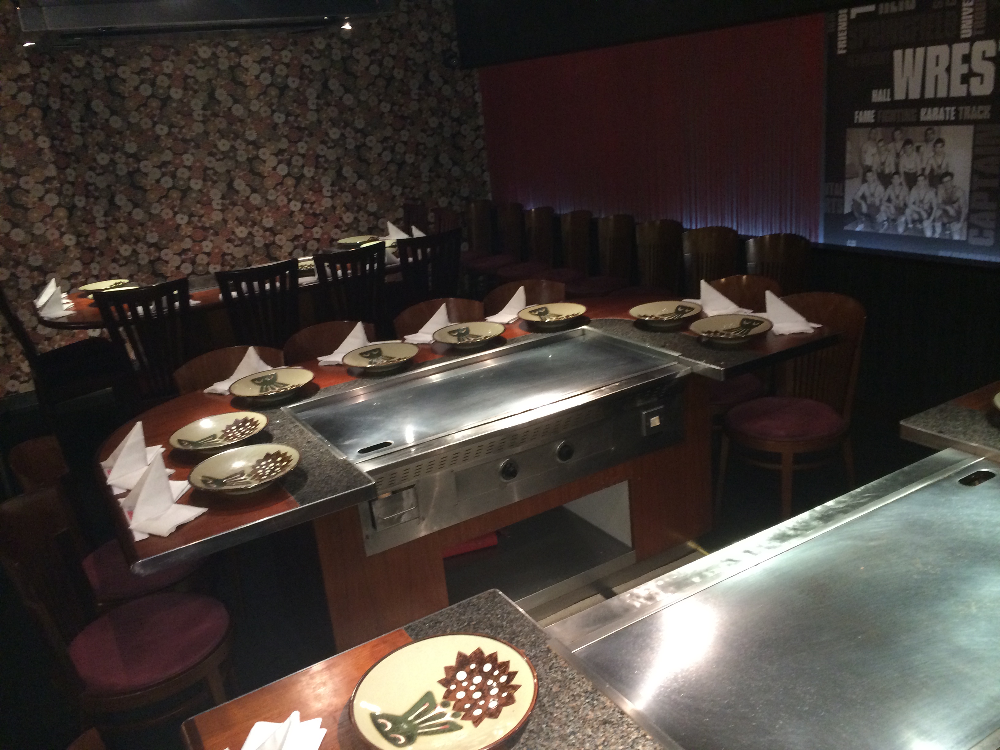Diners all sit round the teppan plate